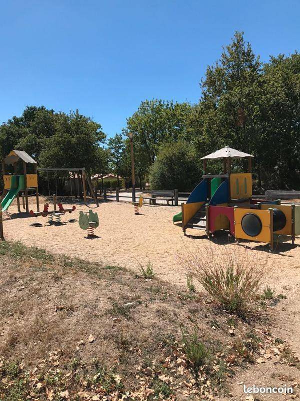 Location de vacances pour 4 personnes, avec Terrasse et Jacuzzi ainsi que Jardin et Piscine à La Chapelle-Hermier - 2