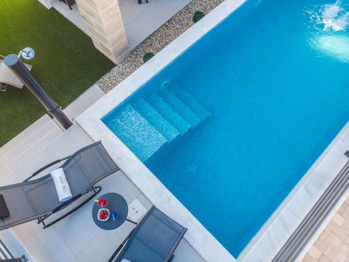 Ferienhaus für 7 Personen, mit Balkon und Terrasse sowie Garten und Pool in Vodice