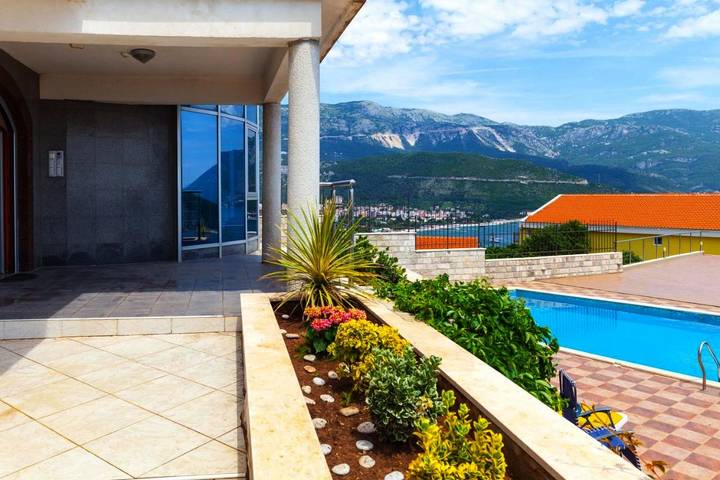 Ferienwohnung für 4 Personen, mit Pool und Terrasse sowie Ausblick in Budva - 3