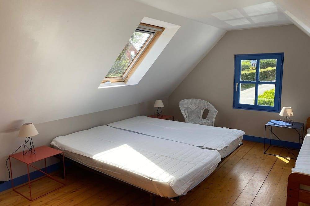 1-Bedroom House with Garden near Grands Sables Beach in Locmaria, Côte des Mégalithes