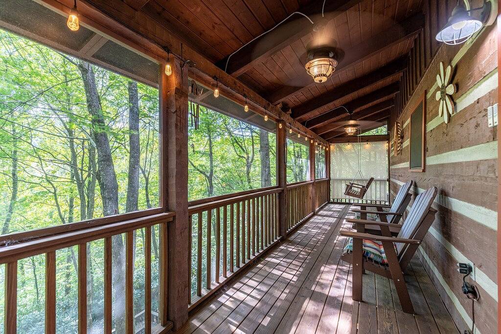 Bearly a Care - pets welcome, hot tub, pool table, foosball, close to snow tubing and zip lines! in Blue Ridge Parkway, Seven Devils