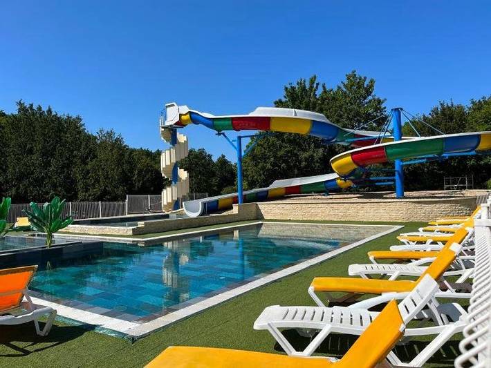 Camping pour 6 personnes, avec piscine ainsi que terrasse et jardin, animaux acceptés