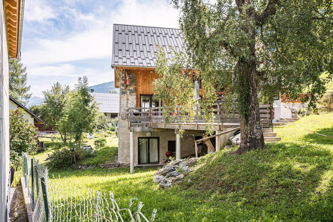 Apartamento entero, Apartamento 'Breizh Chalet - 14 Personnes' con vistas a la montaña, terraza privada y Wi-Fi in Saint-Colomban-des-Villards, Región de Saint-Jean-de-Maurienne