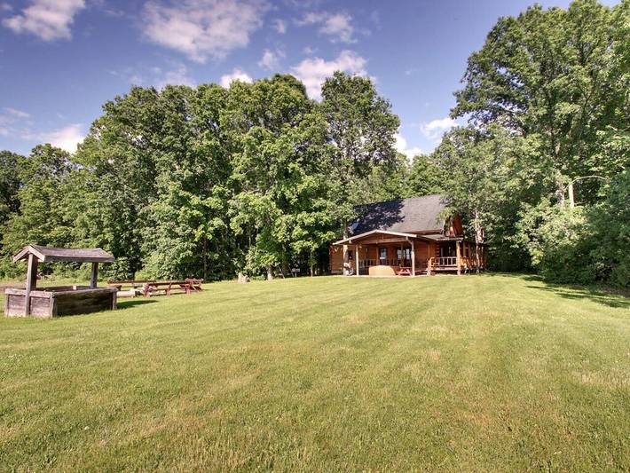Vacation rental for 8 people, with yard and hot tub, with pets in Lake Champlain