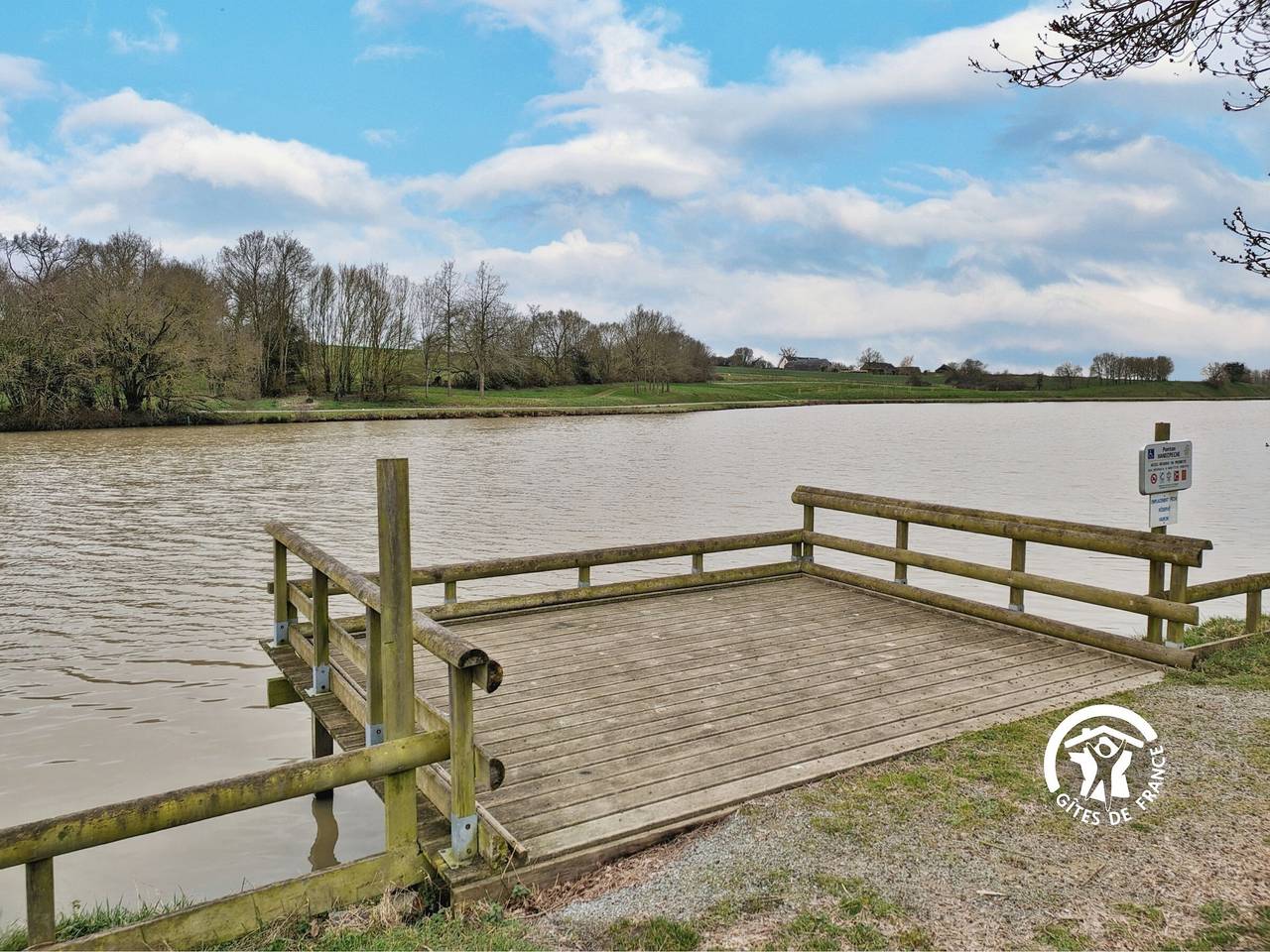 Chalet Pmr sur Plan d'Eau avec Ponton Privatif – 4 à 6 Pers – Parfait pour Familles et Pêcheurs in Villiers-Charlemagne, Mayenne