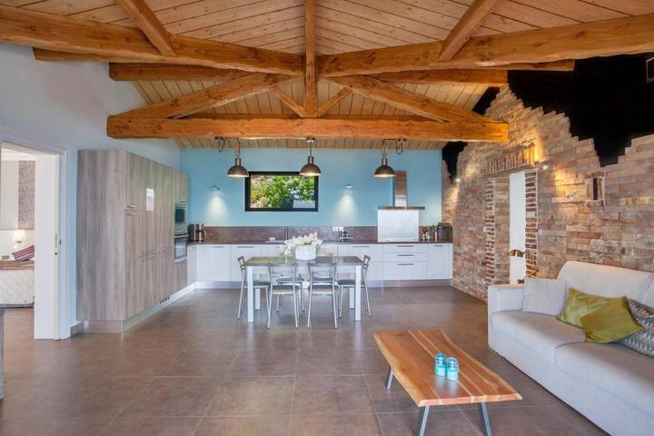 Location de vacances pour 5 personnes, avec jardin et vue ainsi que piscine et bassin pour enfant dans Plage de Scodi-Neri - 2