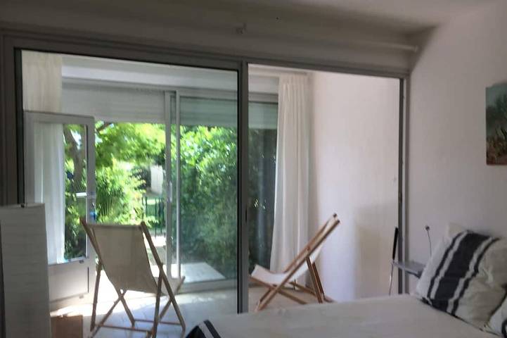 Location de vacances pour 2 personnes, avec piscine ainsi que jardin et terrasse à Mèze