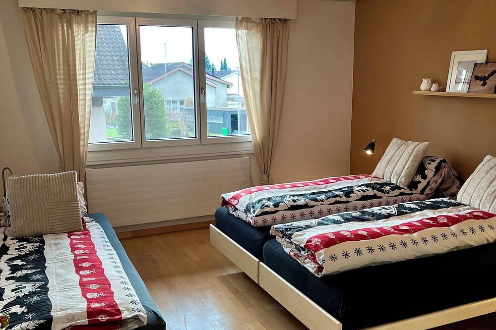 Ganze Wohnung, Beautiful apartment with plenty of space for groups, near Thun and Interlaken in Steffisburg, Thunersee