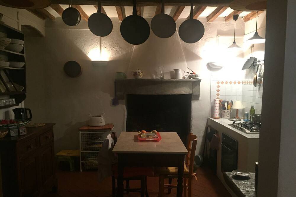 Schönes dreistöckiges Bauernhaus aus Stein in der Nähe von Lucca, Toskana in Borgo a Mozzano, Lucca Provinz