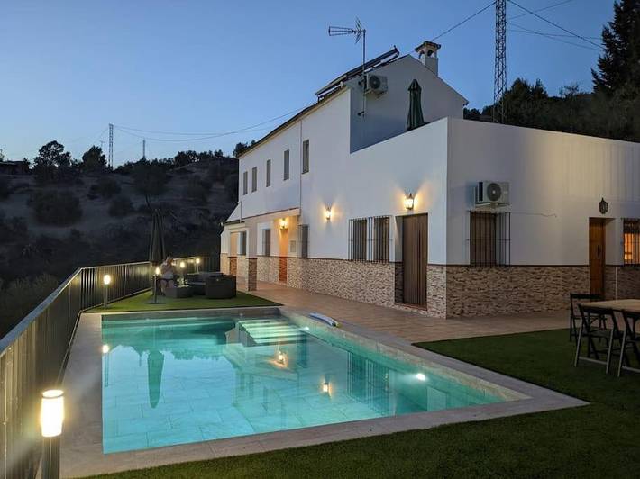 Casa rural para 7 personas, con piscina además de vistas y balcón en Iznájar