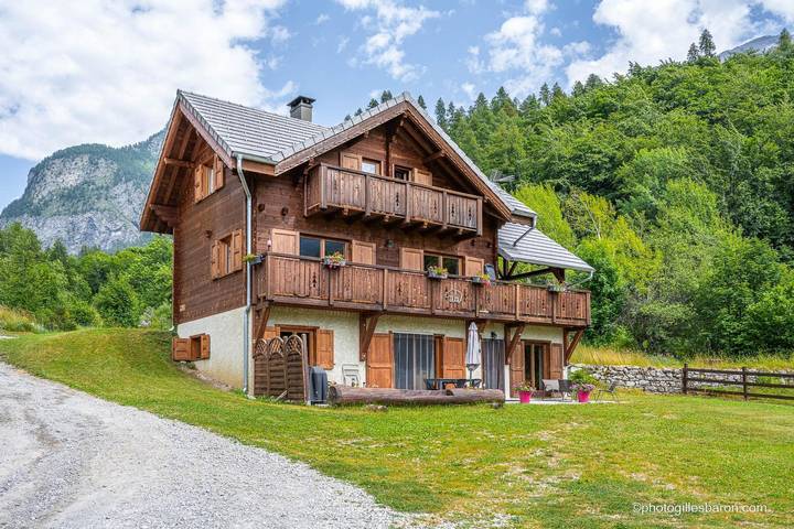 Chalet pour 12 personnes, avec terrasse ainsi que jardin et sauna à Orcières