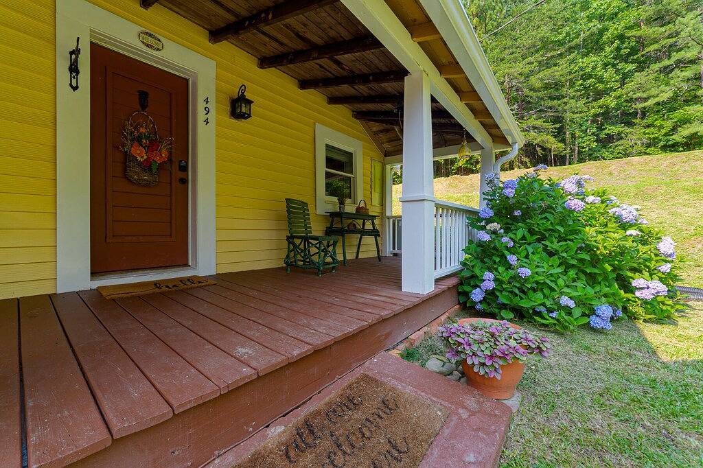 Georgia Bell's -Vintage Farmhouse by Chattahoochee in Chattahoochee National Forest