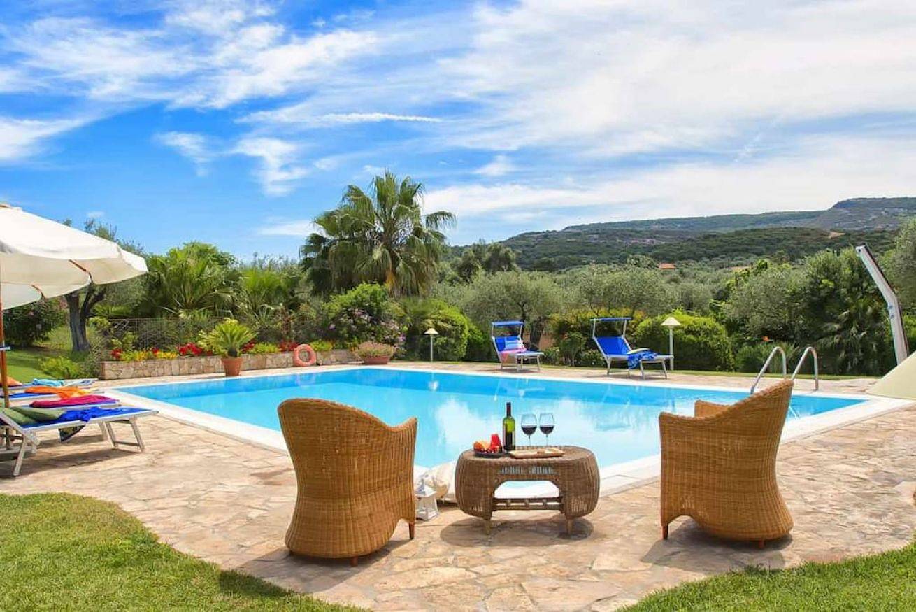 Villa Luna ad Alghero: con piscina a sfioro e lussureggiante giardino in Alghero, Provincia di Sassari