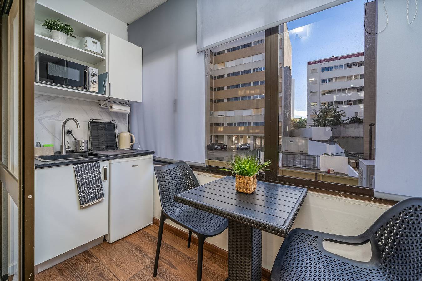 Entire studio, Studio 'Zizas House' with Wi-Fi and Air Conditioning in Praia da Rocha, Portimão