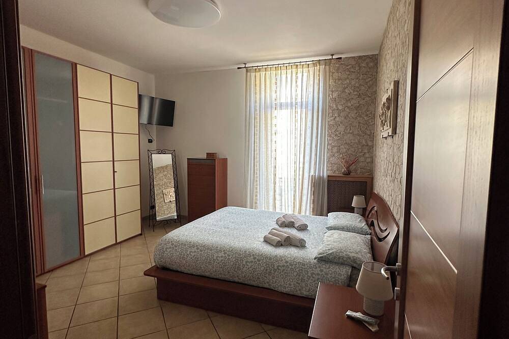 Entire apartment, \"Stylish and modern stay a stone's throw from downtown close to all amenities\" in Modena, Modena Province