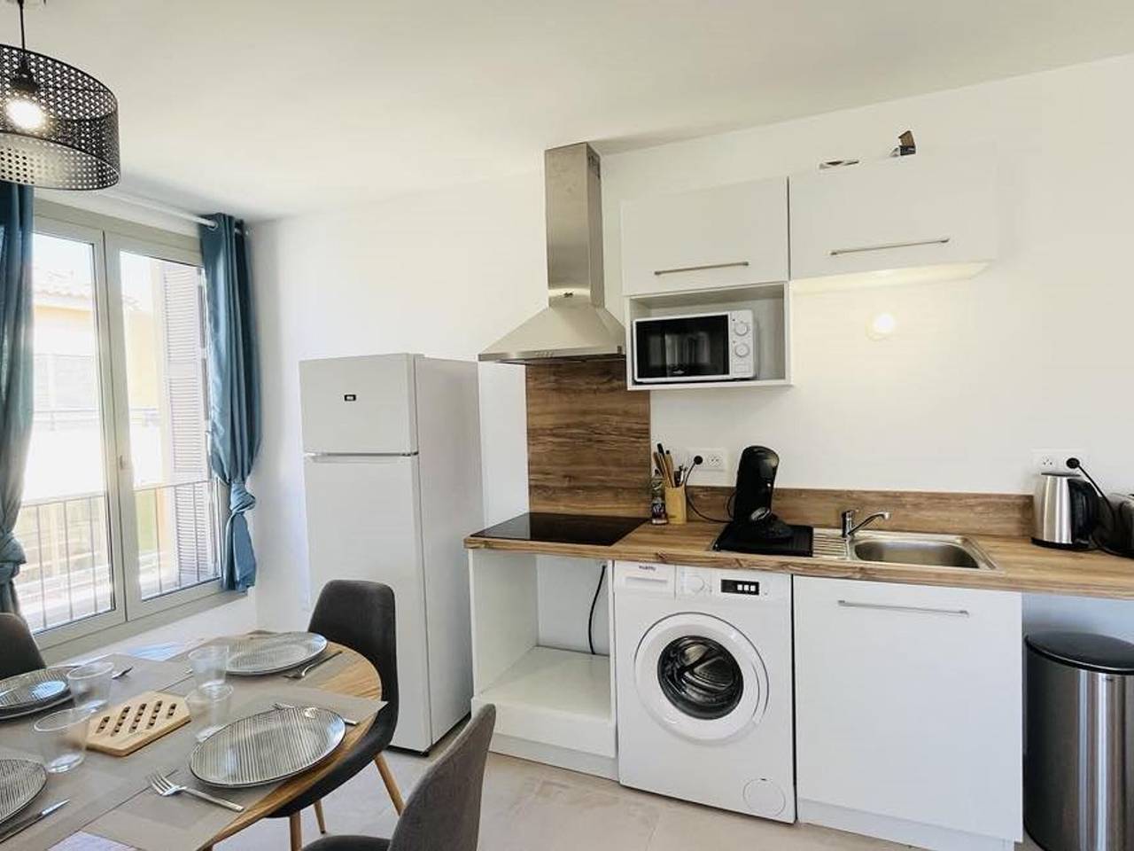 Entire apartment, Calvi: Modern 2-Br Apartment, Sea Views, Near Beach, Parking Included in Calvi, Calvi region