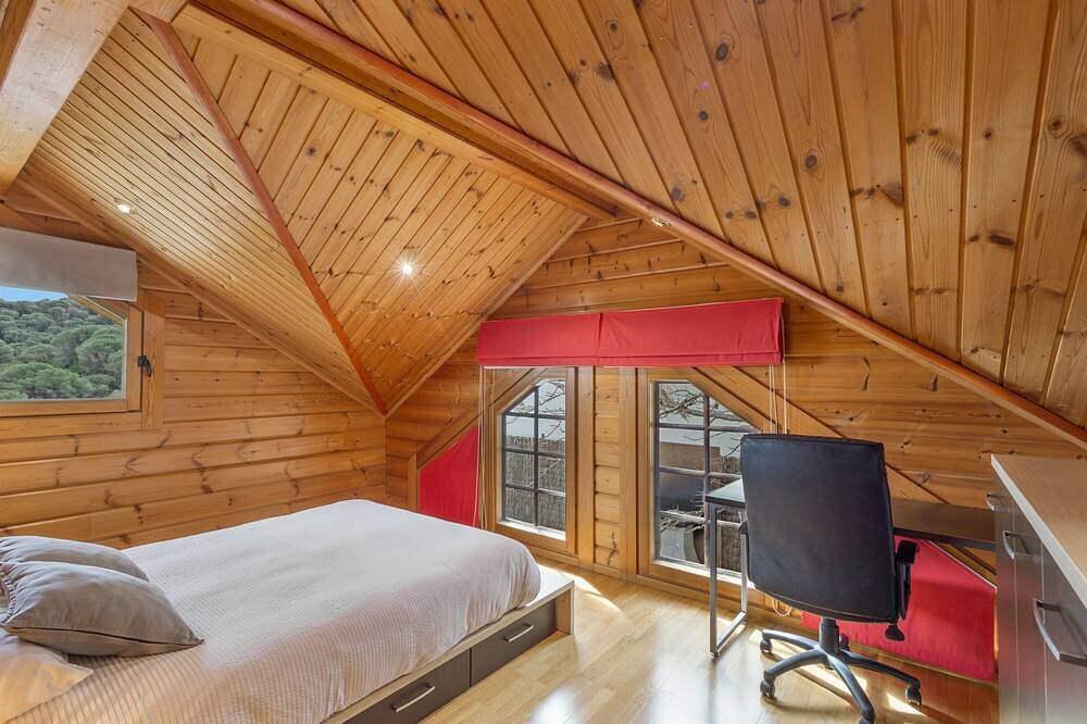 Casa de vacaciones 'Finland House Barcelona' con vistas al mar, Wi-Fi y aire acondicionado in Vallromanes, Provincia de Barcelona