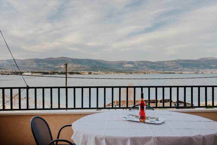 Apartament wakacyjny dla 4 osób, z balkon/ taras w Arbanija
