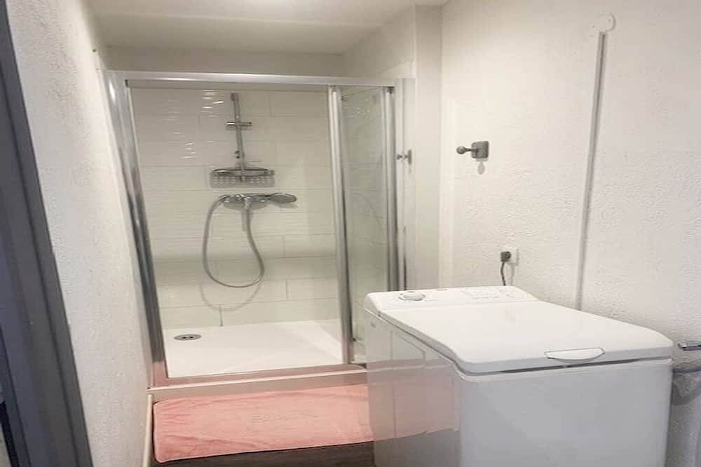 Entire apartment, Studio 30 M2 ground floor sleeping area and terrace in Lherm, Toulouse region
