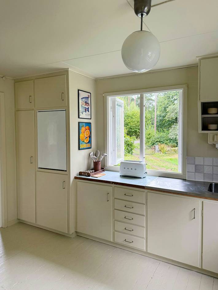 Klassiskt svenskt trähus nära havet och skogen in Karlshamns region