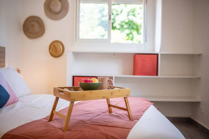 Location de vacances pour 4 personnes, avec terrasse ainsi que vue et piscine dans Église catholique de Sainte-Anne - 2