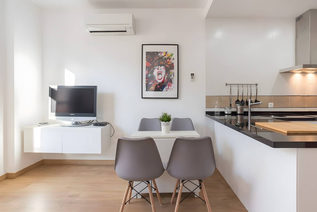 Apartamento entero, Apartamento 'Tranquilo, Luminoso y Céntrico' con Terraza Compartida, Wi-Fi y aire acondicionado. in Málaga Centro, Málaga