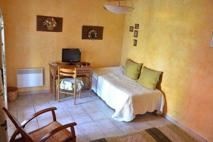 Gîte pour 2 personnes, avec jardin dans Prunete - 3