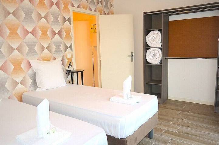 Ganze Wohnung, 1 Bedroom unit with balcony in front of Le Bourget Airport in Le Blanc-Mesnil, Seine-Saint-Denis