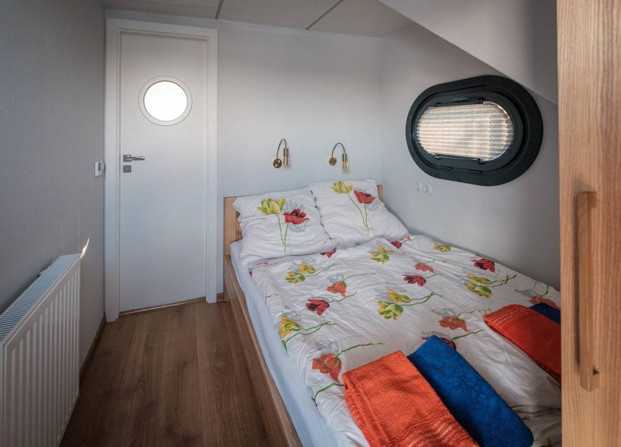 Hausboot Püntenel - stationär - Traumhafte Ferienwohnung Auf dem Wasser in Rijnwaarden, Gelderland