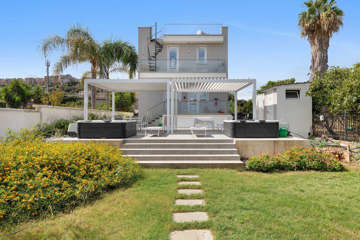 Villa 'Zefira Sole' con Vista Mare, Wi-Fi e Aria Condizionata in Altavilla Milicia, Provincia di Palermo