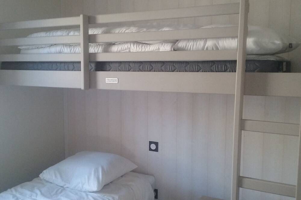 Peaceful 2-bedroom chalet with terrace in Brittany in Arzal, Côte des Mégalithes