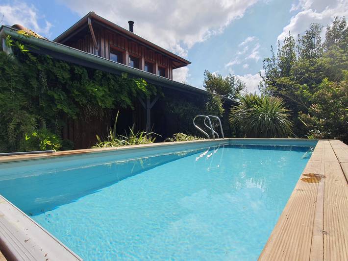 Location de vacances pour 8 personnes, avec Terrasse ainsi que Jardin et Piscine dans Parc naturel régional des Landes de Gascogne