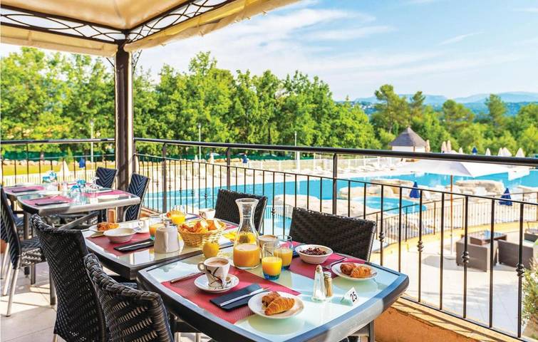 Gîte pour 4 personnes, avec jardin ainsi que piscine et balcon dans Domaine de Fayence