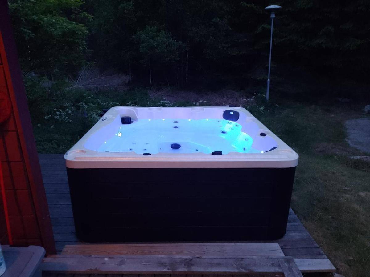 Log Cabin with hot-tub & Sauna, secluded location in Ryd, Kronoberg