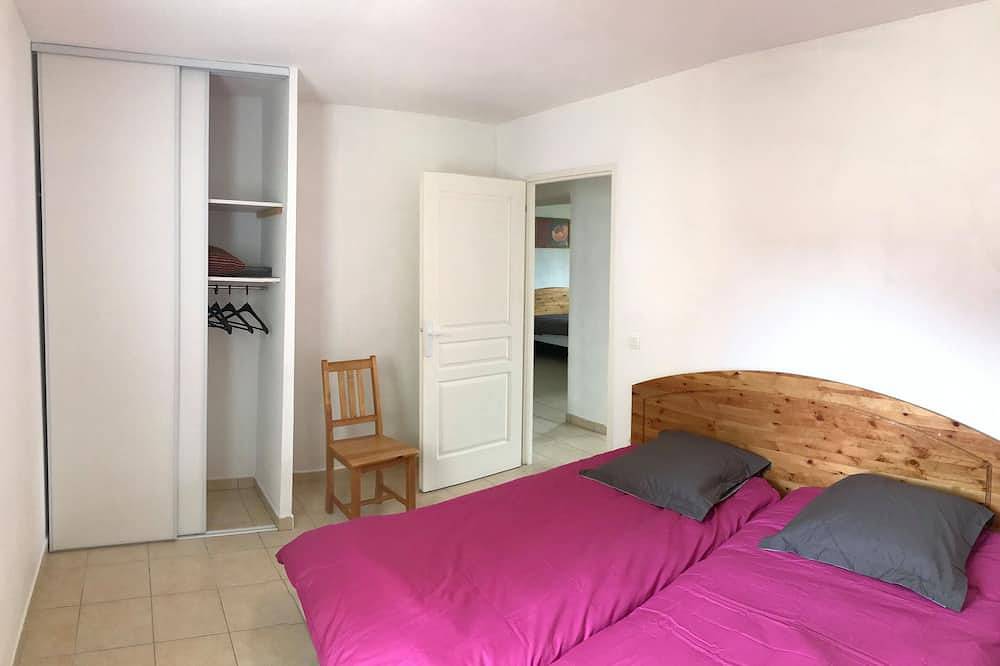 Entire apartment, Watch Tower 2 - Two Bedroom Apartment, Garden View in Montbrun-les-Bains, Nyons region