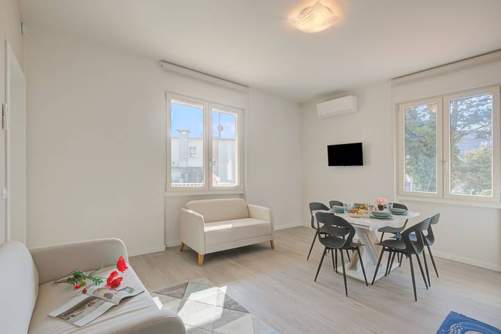 Apartamento entero, La Maison Fleurie Appartamento Glicine 2Br Walk Beach in Spiaggia Desenzanino (Desenzano del Garda), Desenzano del Garda