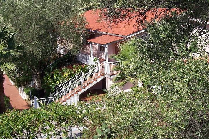 Appartement de vacances pour 6 personnes, avec terrasse ainsi que piscine et jardin, animaux acceptés - 1