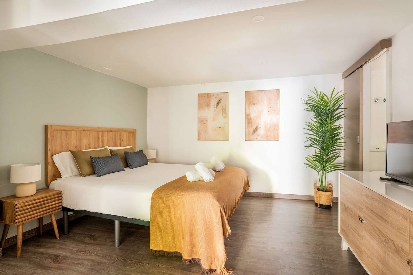 Apartamento inteiro, 12 guests Private garden Duplex next to Lasramblas in Centro Barcelona, Barcelona