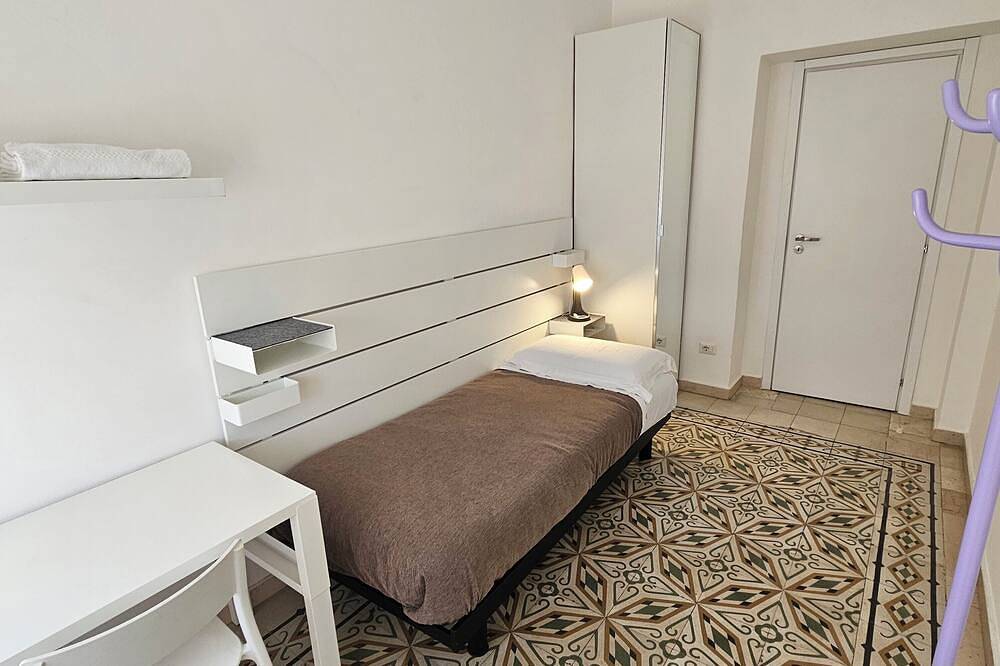 Single Room with Shared Bathroom and Private Parking in Loco in Potenza, Potenza Provinz