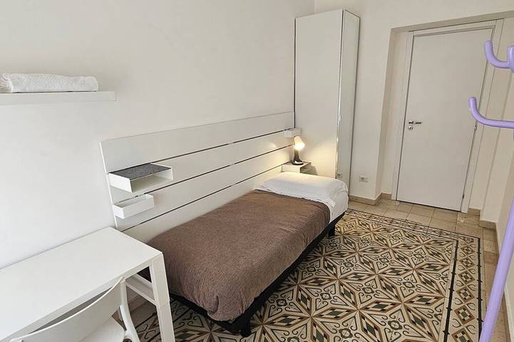 Single Room with Shared Bathroom and Private Parking in Loco in Potenza, Province de Potenza