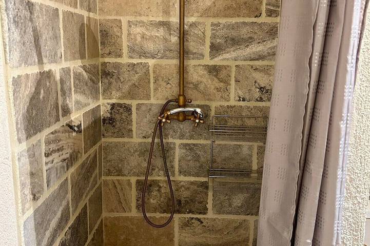 Gîte pour 2 personnes, avec Jacuzzi ainsi que Terrasse et Jardin à Lurs - 4
