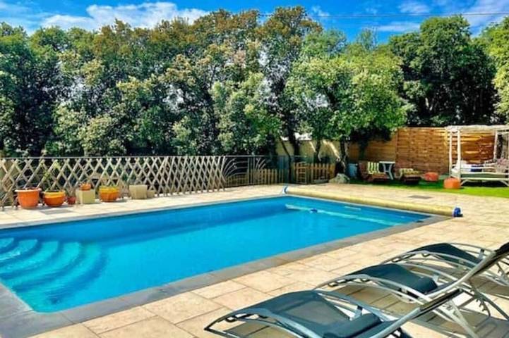 Gîte pour 13 personnes, avec Jacuzzi et Piscine à Sussargues