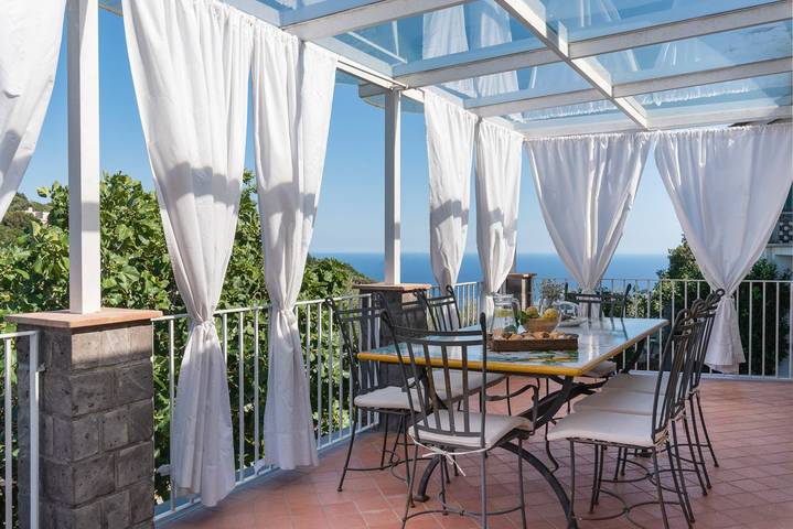 Holiday rental for 2 people, with garden and ocean view in Naples Province