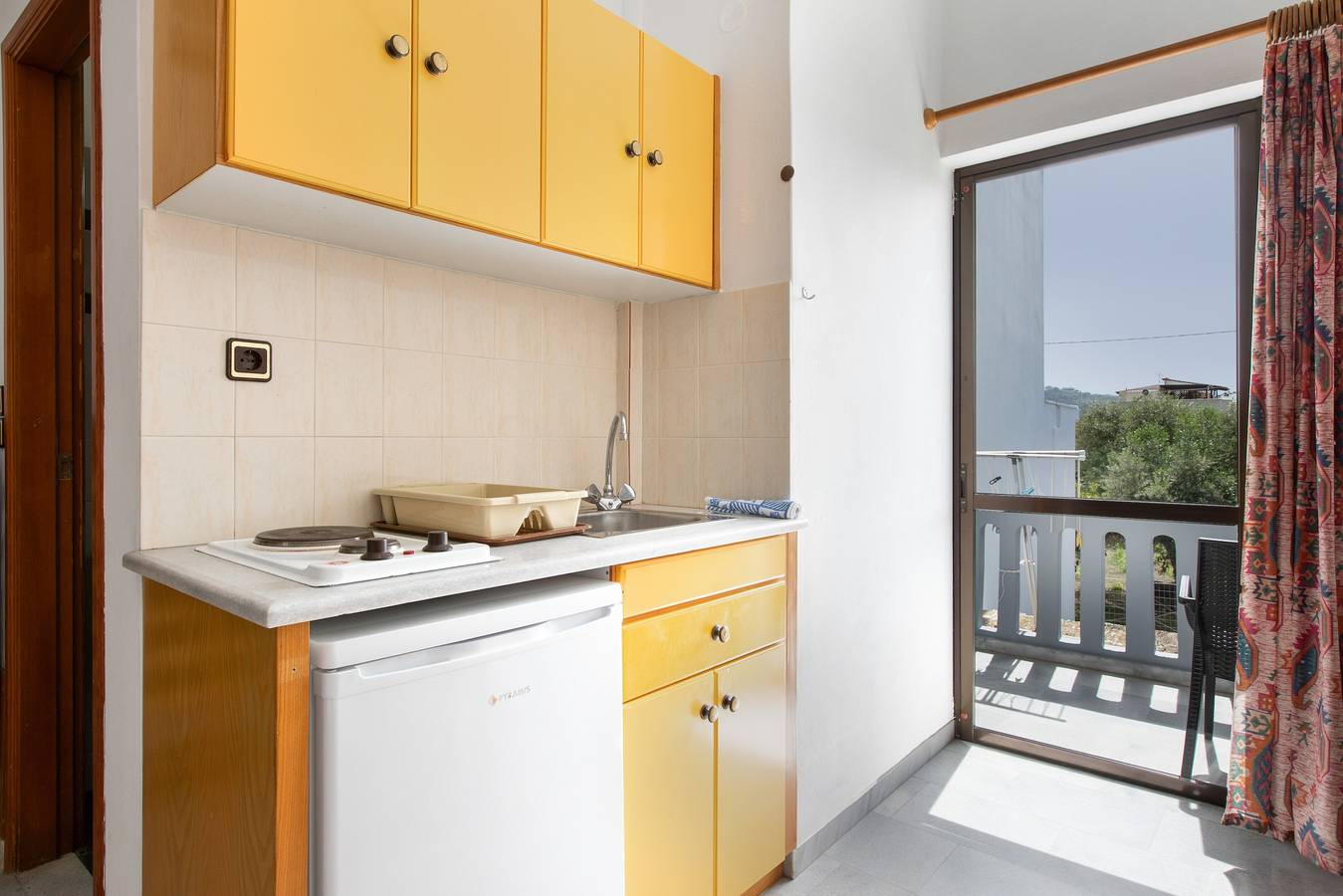 Entire studio, Studio Apartment 'Popi  with Extra Bed' with Mountain View, Wi-Fi and Air Conditioning in Agia Marina, Chania region