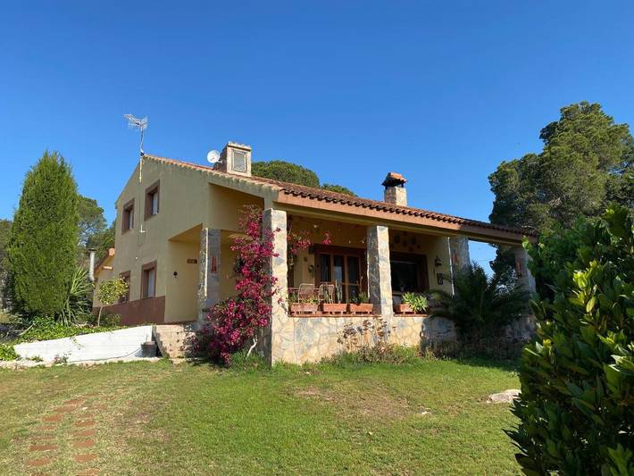 Casa rural para 8 personas, con vistas además de jardín y piscina en Cherta