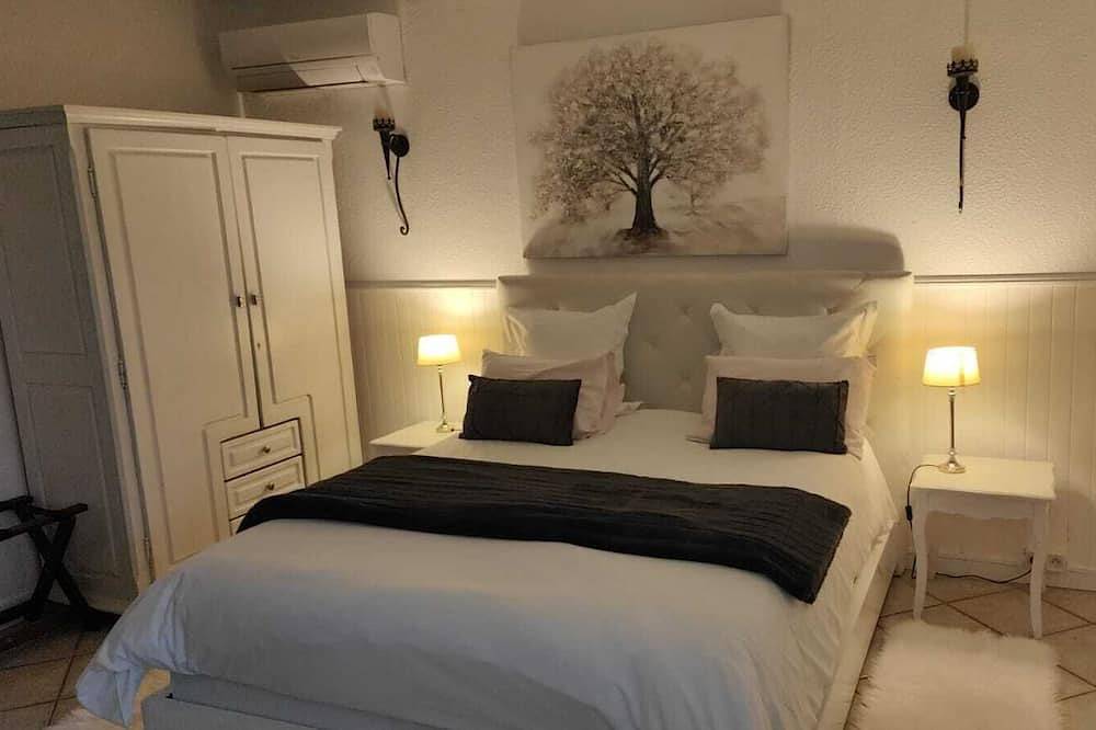 Apartamento entero, Habitacion Doble-Romántico-Baño privado externo-Vista al Jardín-3 in Crest, Región de Die