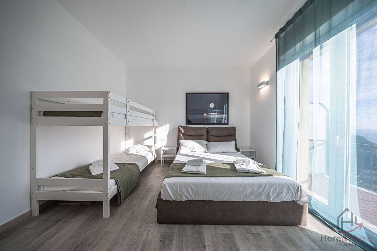 Appartamento intero, [Panorama Blu] Spiaggia 7min • Terrazza • Wifi in Celle Ligure, Riviera di Ponente