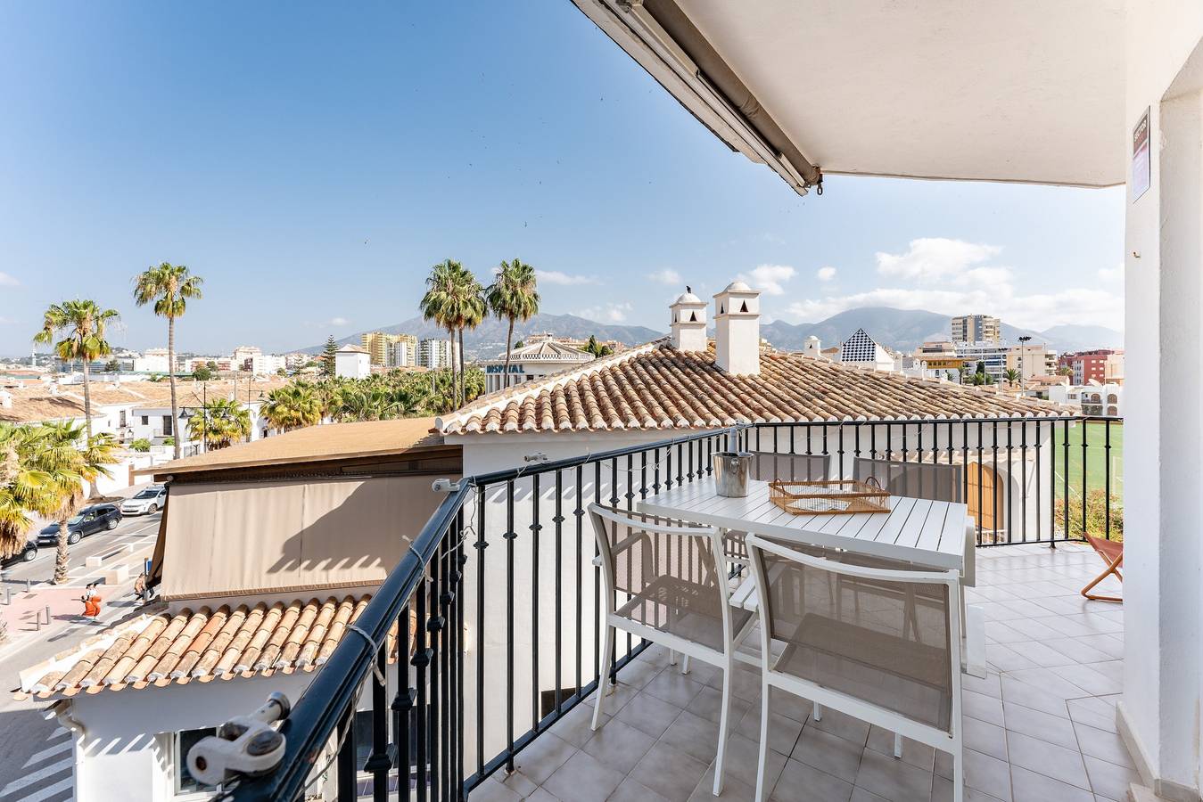 Apartamento entero, Apartamento 'Tres Coronas' con vistas a la montaña, piscina compartida y Wi-Fi in Fuengirola Centre, Fuengirola
