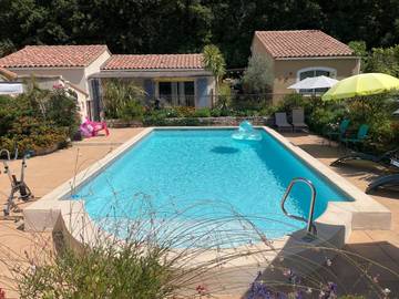 Location de vacances pour 4 personnes, avec jardin ainsi que vue et piscine à Eyragues