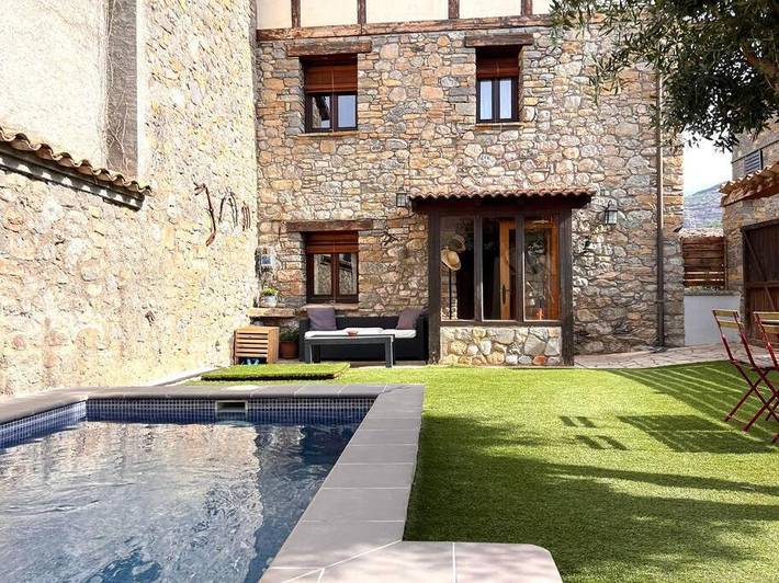 Casa de vacaciones para 13 personas, con vistas además de jardín y piscina en Pallars Jussà